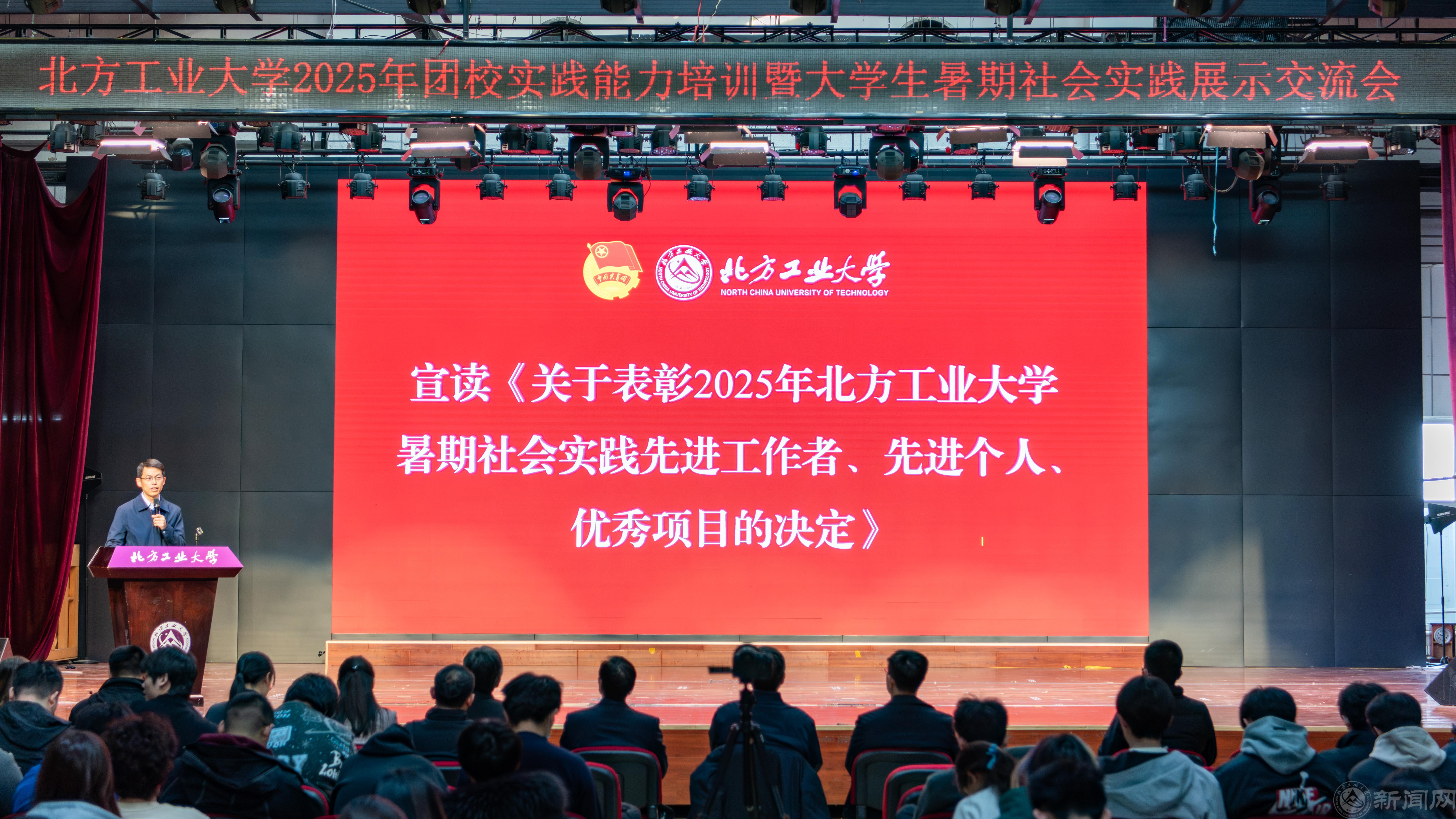 宣读表彰决定.jpg 宣读表彰决定.jpg